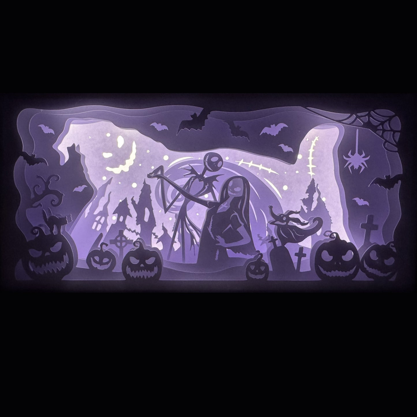 L’Étrange Noël de Monsieur Jack, The Nightmare Before Christmas, Tim Burton, Disney, Jack Skellington, Sally, couple gothique, romance magique, univers fantastique, stop motion, film d’animation culte, Halloween et Noël, ambiance gothique, amour féerique, personnages emblématiques, conte macabre, tableau lumineux, lightbox, shadowbox, cadre lumineux, papier découpé, art lumineux, décoration murale, idée cadeau Disney, déco romantique, cadeau geek