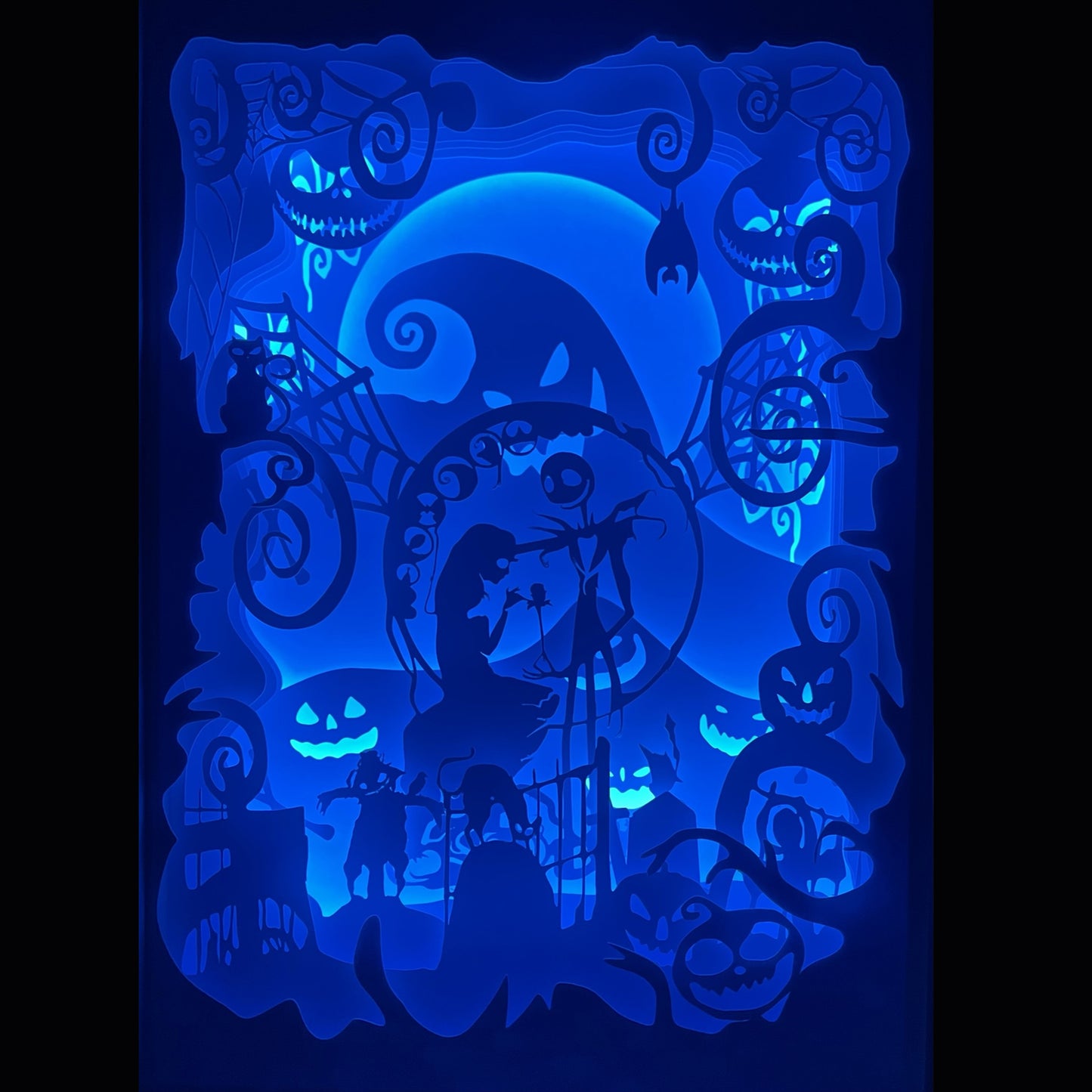 L’Étrange Noël de Monsieur Jack, The Nightmare Before Christmas, Tim Burton, Disney, Jack Skellington, Sally, Oogie Boogie,roi des citrouilles, citrouille, squelette, personnage culte, univers gothique, film d’animation culte, stop motion, Halloween Town, Noël magique, film sombre et féerique, héros emblématique, tableau lumineux, lightbox, shadowbox, cadre lumineux, papier découpé, art lumineux, décoration murale, idée cadeau Disney, déco geek