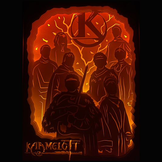 Kaamelott, Alexandre Astier, roi Arthur, Perceval, Karadoc, Lancelot, Bohort, Léodagan, série culte française, Camelot, table ronde, quête du Graal, humour médiéval, répliques cultes, série comique, univers médiéval fantastique, film Kaamelott, chevaliers de la table ronde, Excalibur, Bretagne légendaire, tableau lumineux, lightbox, shadowbox, cadre lumineux, papier découpé, art lumineux, décoration murale, idée cadeau geek, déco fan Kaamelott