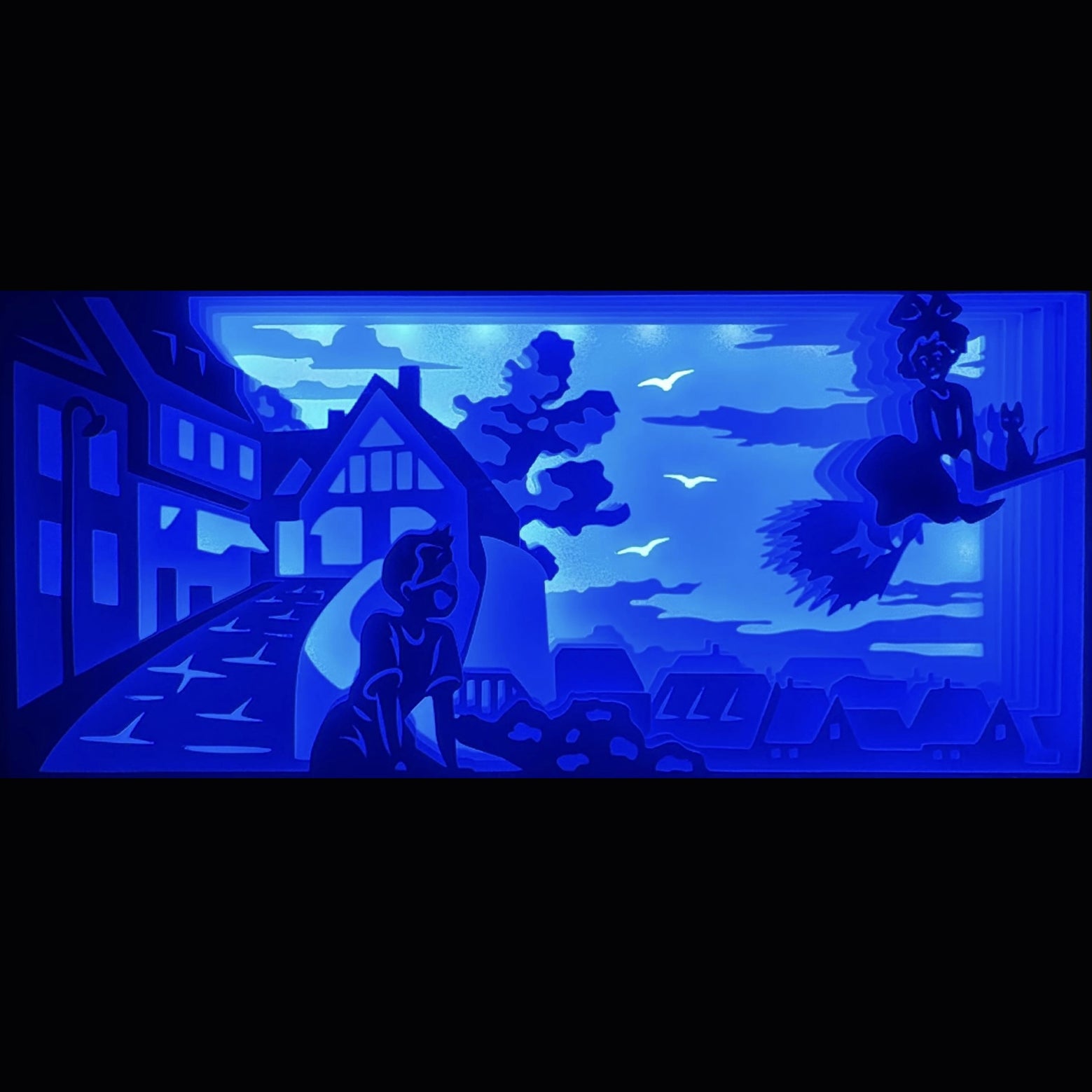 Kiki la petite sorcière, Kiki’s Delivery Service, Studio Ghibli, Hayao Miyazaki, Jiji le chat, film d’animation japonais, sorcière apprentie, balai volant, univers magique, ciel étoilé, ville portuaire, dessin animé culte, manga adapté, héroïne Ghibli, ambiance féerique, voyage initiatique, conte animé, film culte Ghibli, tableau lumineux, lightbox, shadowbox, cadre lumineux, papier découpé, art lumineux, décoration murale, idée cadeau otaku, déco geek, cadeau fan Ghibli