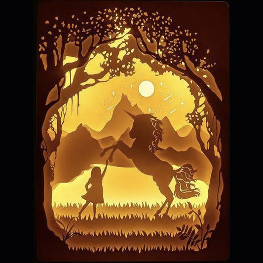 licorne, unicorn, petite fille, enfant et licorne, univers féerique, créature magique, amitié enfant et licorne, conte de fées, monde enchanté, arc-en-ciel, rêve d’enfant, décoration chambre fille, tableau lumineux, lightbox, shadowbox, cadre lumineux, papier découpé, art lumineux, décoration murale, idée cadeau enfant, déco féerique, cadeau magique, ambiance poétique, univers fantastique, rêve éveillé