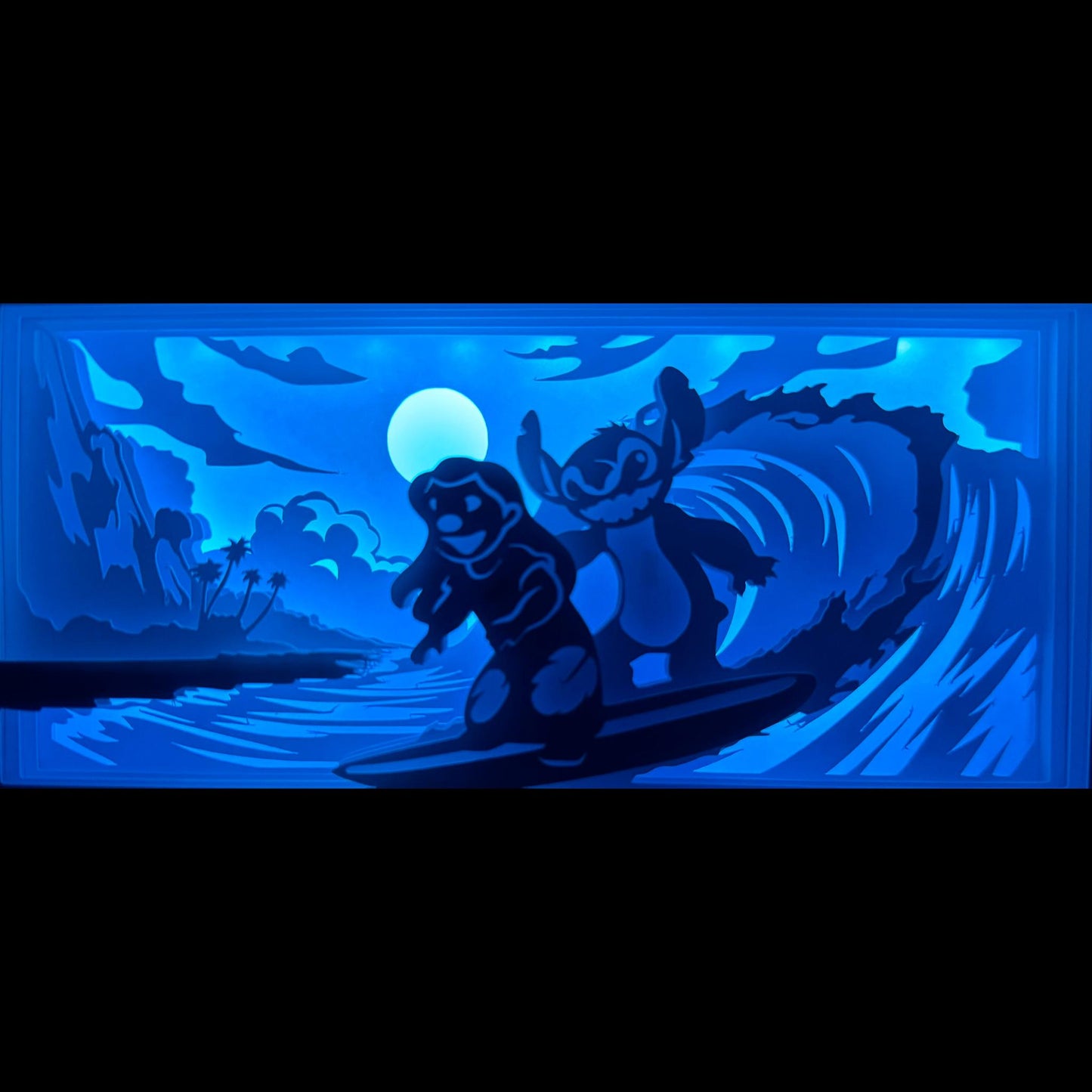 Lilo et Stitch, Disney, Stitch, Lilo, surf, plage hawaïenne, Hawaï, Ohana, famille, dessin animé culte, film d’animation Disney, univers tropical, mer et océan, coucher de soleil, vague géante, ambiance exotique, expérience 626, personnage attachant, amitié, humour Disney, tableau lumineux, lightbox, shadowbox, cadre lumineux, papier découpé, art lumineux, décoration murale, idée cadeau Disney, déco geek, cadeau fan Disney