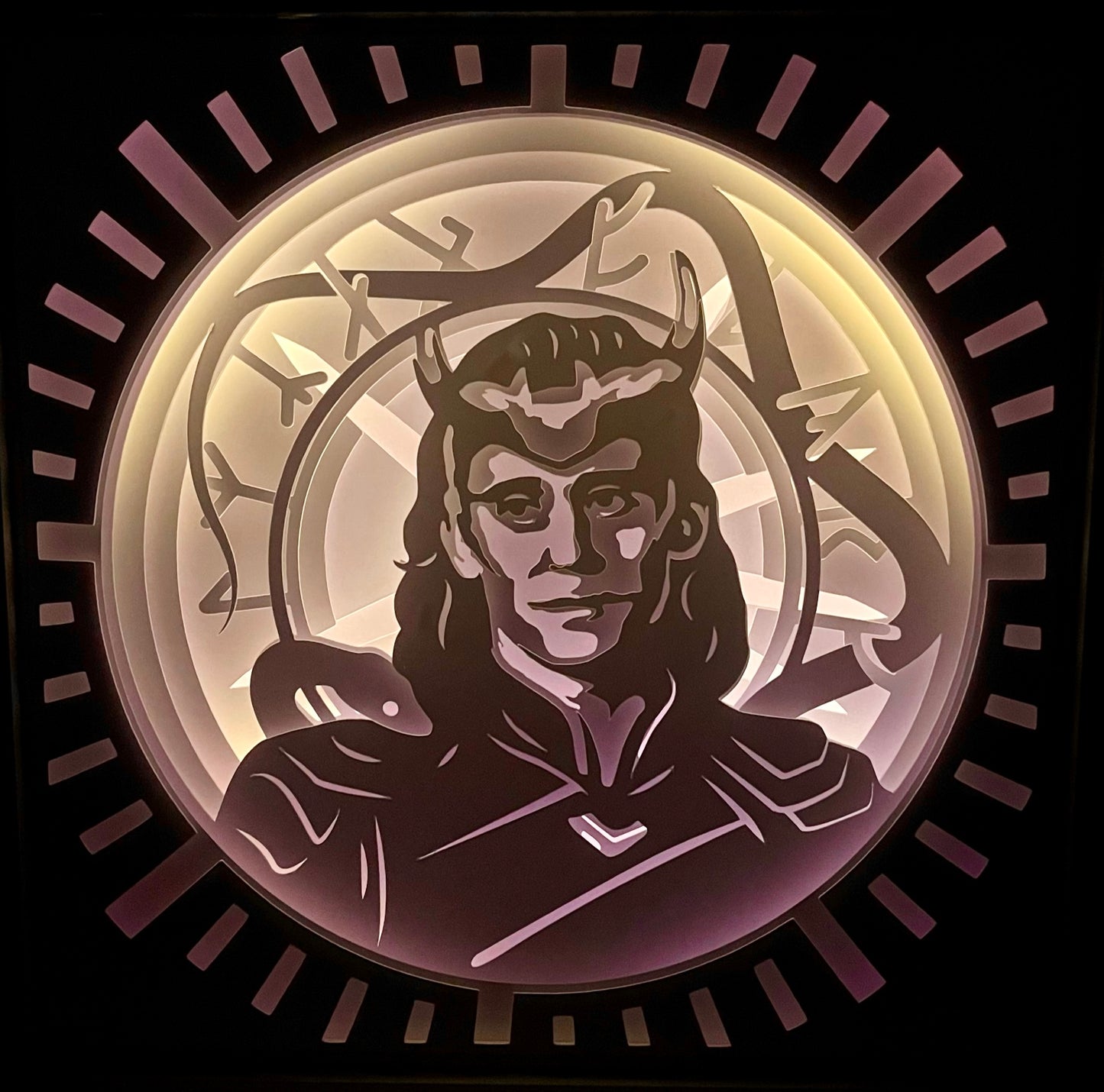 Loki, Marvel, dieu de la malice, frère de Thor, Asgard, MCU, Avengers, Tom Hiddleston, série Loki, Disney Plus, multivers, TVA, sceptre de Loki, illusions, méchant Marvel, anti-héros, personnage culte, comics Marvel, univers cosmique, film Avengers, Ragnarok, tableau lumineux, lightbox, shadowbox, cadre lumineux, papier découpé, art lumineux, décoration murale, idée cadeau Marvel, déco geek, cadeau fan Marvel