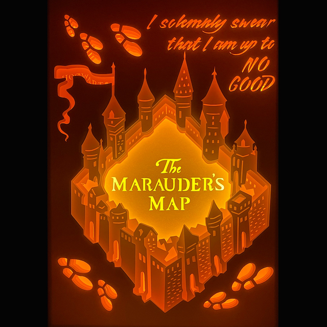 Carte du Maraudeur, Marauder’s Map, Harry Potter, J.K. Rowling, Poudlard, Hogwarts, magie, sorcellerie, je jure solennellement que mes intentions sont mauvaises, Messieurs Lunard Queudver Patmol et Cornedrue, Gryffondor, Serpentard, film culte, univers fantastique, saga Harry Potter, objet magique, école des sorciers, tableau lumineux, lightbox, shadowbox, cadre lumineux, papier découpé, art lumineux, décoration murale, idée cadeau geek, déco magique, cadeau fan Harry Potter