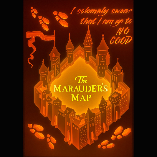 Carte du Maraudeur, Marauder’s Map, Harry Potter, J.K. Rowling, Poudlard, Hogwarts, magie, sorcellerie, je jure solennellement que mes intentions sont mauvaises, Messieurs Lunard Queudver Patmol et Cornedrue, Gryffondor, Serpentard, film culte, univers fantastique, saga Harry Potter, objet magique, école des sorciers, tableau lumineux, lightbox, shadowbox, cadre lumineux, papier découpé, art lumineux, décoration murale, idée cadeau geek, déco magique, cadeau fan Harry Potter