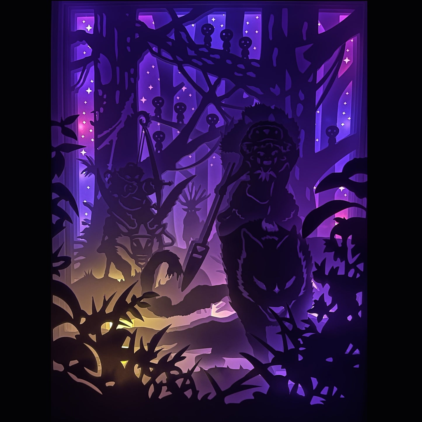 Princesse Mononoké, Mononoke Hime, Studio Ghibli, Hayao Miyazaki, San, Ashitaka, Moro, Kodama, esprit de la forêt, Shishigami, film d’animation culte, univers fantastique, dessin animé japonais, nature et spiritualité, légende japonaise, conflit hommes et nature, héroïne Ghibli, saga culte Ghibli, personnage emblématique, tableau lumineux, lightbox, shadowbox, cadre lumineux, papier découpé, art lumineux, décoration murale, idée cadeau otaku, déco geek, cadeau fan Ghibli