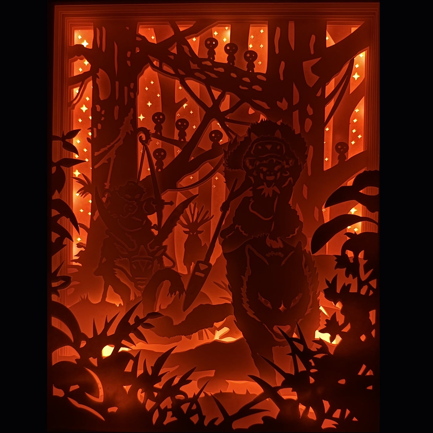 Princesse Mononoké, Mononoke Hime, Studio Ghibli, Hayao Miyazaki, San, Ashitaka, Moro, Kodama, esprit de la forêt, Shishigami, film d’animation culte, univers fantastique, dessin animé japonais, nature et spiritualité, légende japonaise, conflit hommes et nature, héroïne Ghibli, saga culte Ghibli, personnage emblématique, tableau lumineux, lightbox, shadowbox, cadre lumineux, papier découpé, art lumineux, décoration murale, idée cadeau otaku, déco geek, cadeau fan Ghibli