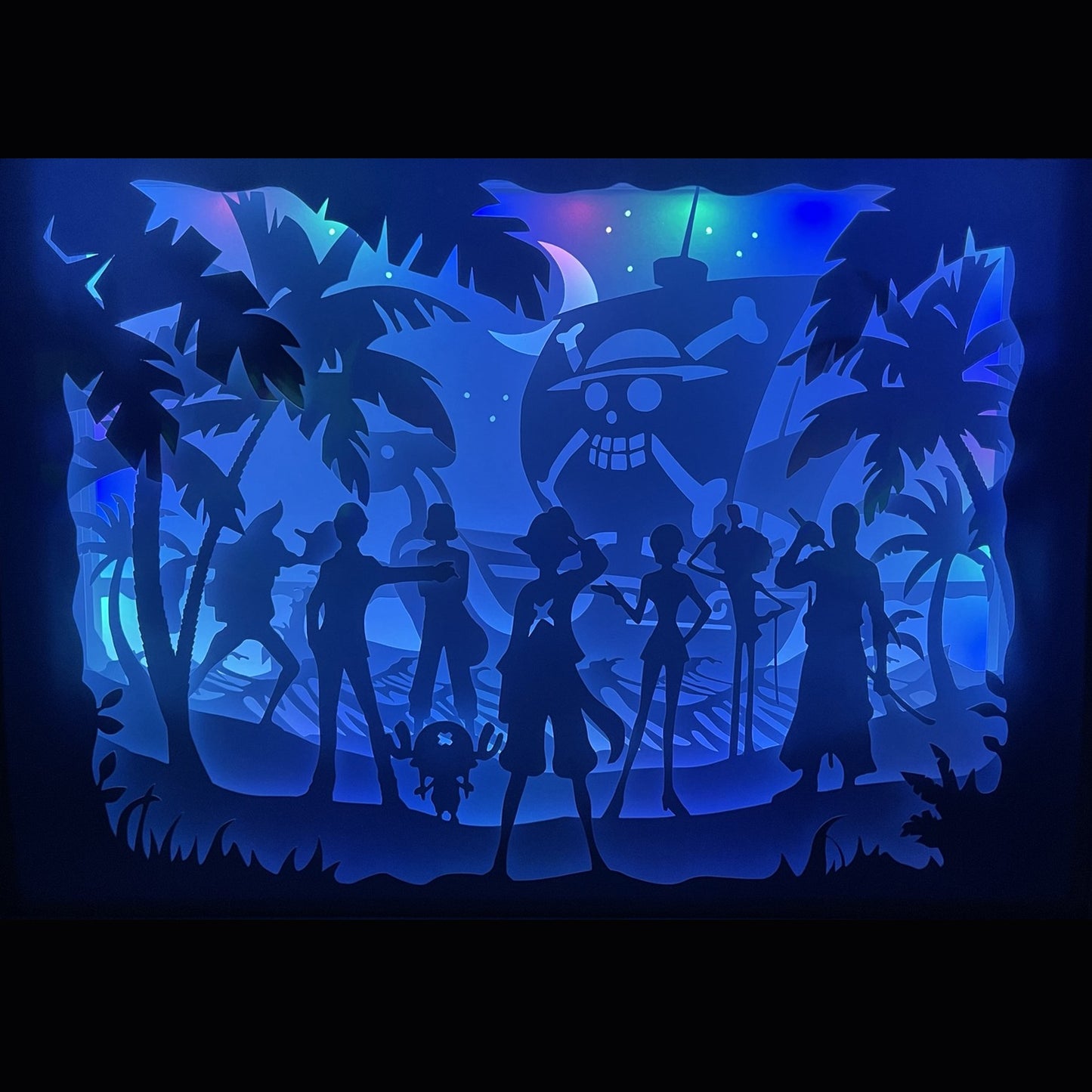 One Piece, Eiichiro Oda, manga culte, anime culte, Luffy, Zoro, Nami, Usopp, Sanji, Chopper, Robin, Franky, Brook, Jinbe, équipage du chapeau de paille, Mugiwara, Thousand Sunny, Going Merry, Grand Line, Nouveau Monde, île tropicale, pirates, trésor One Piece, aventure maritime, univers fantastique, tableau lumineux, lightbox, shadowbox, cadre lumineux, papier découpé, art lumineux, décoration murale, idée cadeau manga, déco geek, cadeau otaku