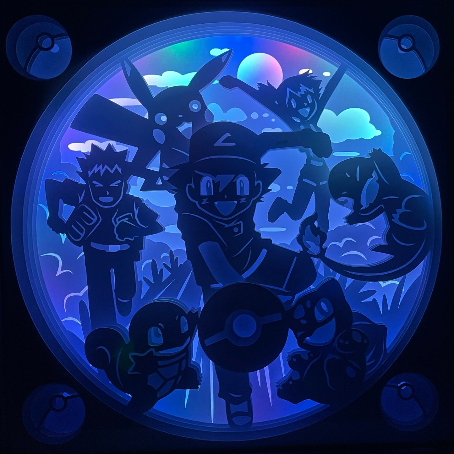 Sacha, Ash Ketchum, Pokémon, Pokemon, dresseur Pokémon, Pikachu, Ligue Pokémon, champion Pokémon, voyage initiatique, Kanto, Johto, Hoenn, Sinnoh, Unys, Kalos, Alola, Galar, maître Pokémon, pokédex, casquette de Sacha, héros de l’anime, compagnon de Pikachu, manga culte, anime culte, univers Pokémon, jeu vidéo Pokémon, tableau lumineux, lightbox, shadowbox, cadre lumineux, papier découpé, art lumineux, décoration murale, idée cadeau geek, cadeau fan Pokémon