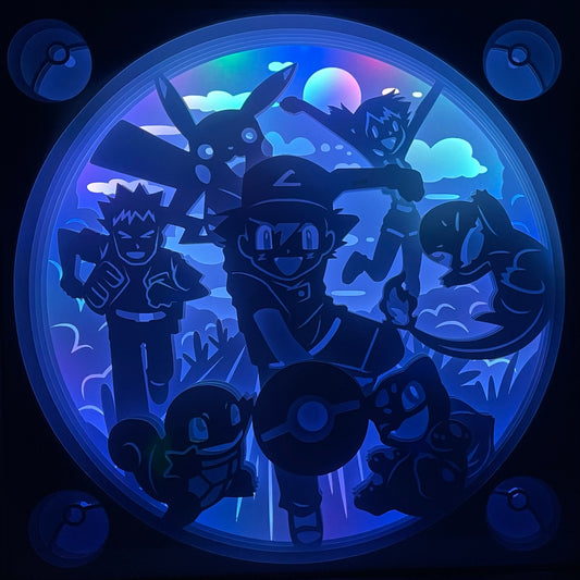 Sacha, Ash Ketchum, Pokémon, Pokemon, dresseur Pokémon, Pikachu, Ligue Pokémon, champion Pokémon, voyage initiatique, Kanto, Johto, Hoenn, Sinnoh, Unys, Kalos, Alola, Galar, maître Pokémon, pokédex, casquette de Sacha, héros de l’anime, compagnon de Pikachu, manga culte, anime culte, univers Pokémon, jeu vidéo Pokémon, tableau lumineux, lightbox, shadowbox, cadre lumineux, papier découpé, art lumineux, décoration murale, idée cadeau geek, cadeau fan Pokémon