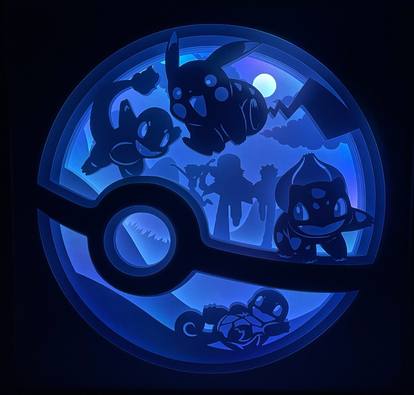 Pokémon, Pokemon, starters 1G, première génération, Kanto, Salamèche, Charmander, Reptincel, Charmeleon, Dracofeu, Charizard, Carapuce, Squirtle, Carabaffe, Wartortle, Tortank, Blastoise, Bulbizarre, Bulbasaur, Herbizarre, Ivysaur, Florizarre, Venusaur, Pikachu, pokédex, dresseur Pokémon, manga culte, anime culte, jeu vidéo Pokémon, tableau lumineux, lightbox, shadowbox, cadre lumineux, papier découpé, art lumineux, décoration murale, idée cadeau geek, cadeau fan Pokémon