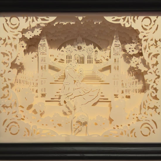 La Belle et la Bête, Beauty and the Beast, Disney, princesse Belle, la Bête, château enchanté, rose magique, conte de fées, film d’animation culte, univers féerique, romance Disney, amour éternel, dessin animé culte, héros Disney, malédiction, chandelier Lumière, horloge Big Ben, Mrs Samovar, conte intemporel, tableau lumineux, lightbox, shadowbox, cadre lumineux, papier découpé, art lumineux, décoration murale, idée cadeau Disney, déco romantique, cadeau geek