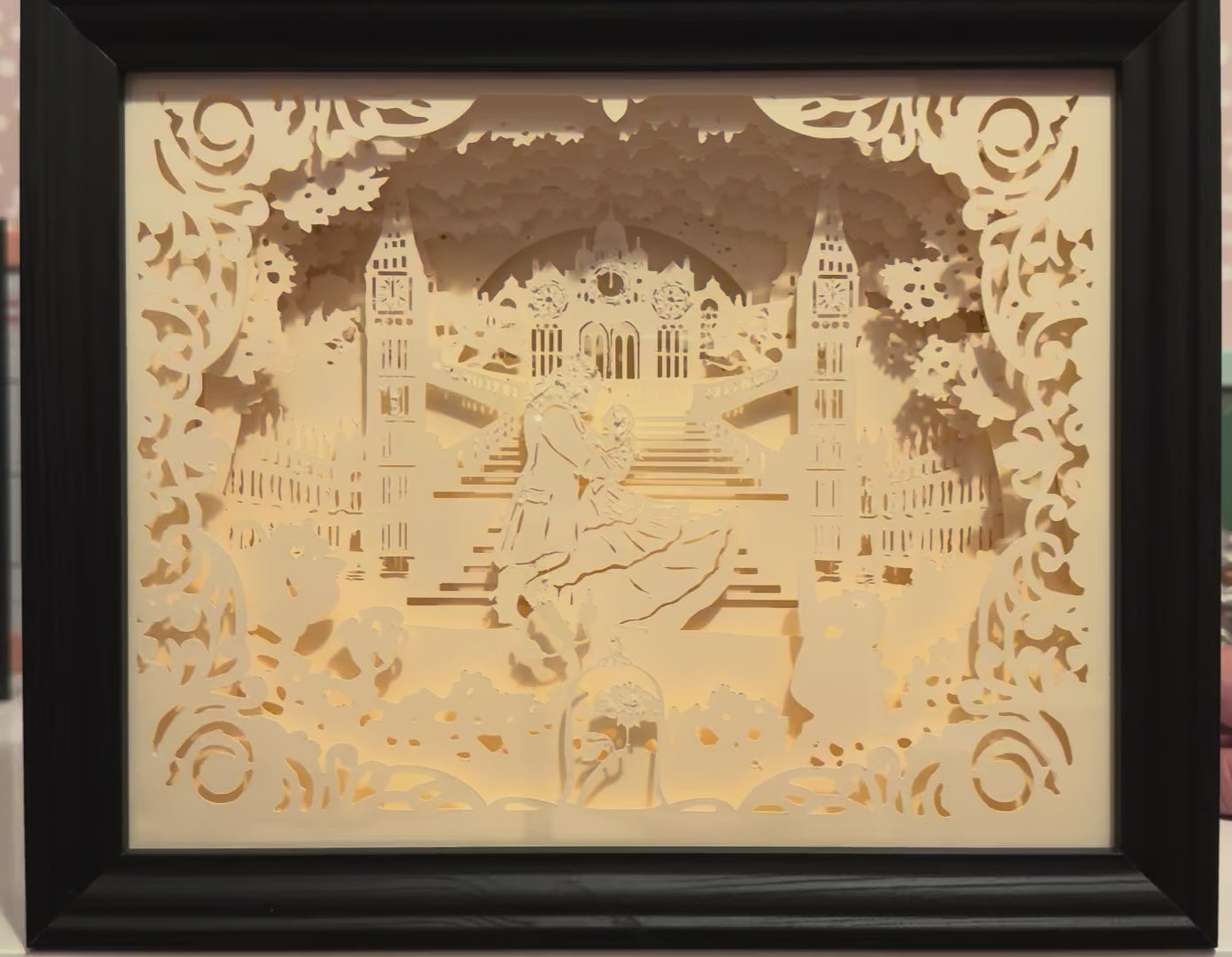 La Belle et la Bête, Beauty and the Beast, Disney, princesse Belle, la Bête, château enchanté, rose magique, conte de fées, film d’animation culte, univers féerique, romance Disney, amour éternel, dessin animé culte, héros Disney, malédiction, chandelier Lumière, horloge Big Ben, Mrs Samovar, conte intemporel, tableau lumineux, lightbox, shadowbox, cadre lumineux, papier découpé, art lumineux, décoration murale, idée cadeau Disney, déco romantique, cadeau geek