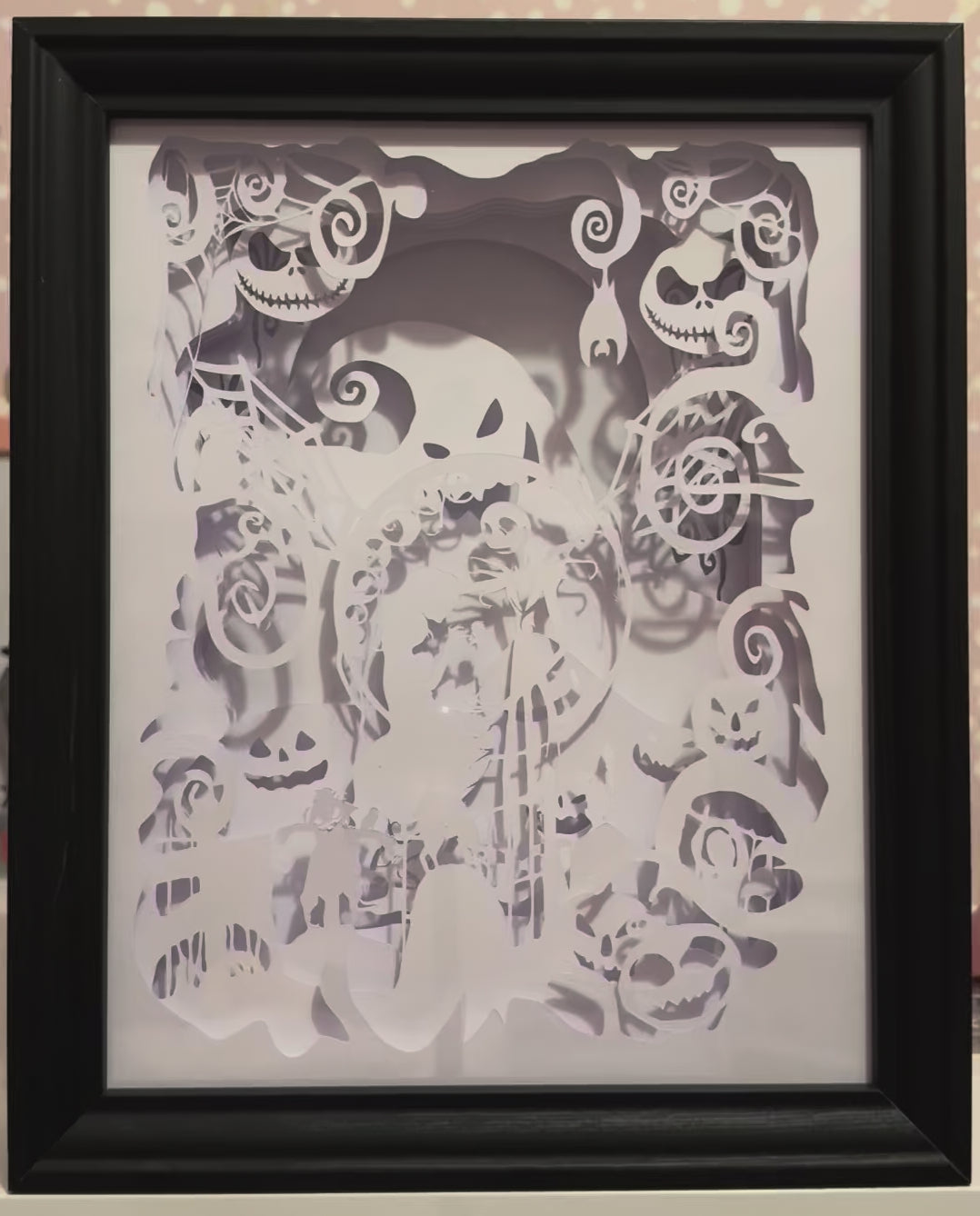 L’Étrange Noël de Monsieur Jack, The Nightmare Before Christmas, Tim Burton, Disney, Jack Skellington, Sally, Oogie Boogie,roi des citrouilles, citrouille, squelette, personnage culte, univers gothique, film d’animation culte, stop motion, Halloween Town, Noël magique, film sombre et féerique, héros emblématique, tableau lumineux, lightbox, shadowbox, cadre lumineux, papier découpé, art lumineux, décoration murale, idée cadeau Disney, déco geek