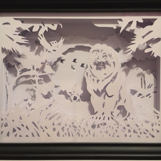 Le Roi Lion, The Lion King, Disney, Simba, Timon, Pumbaa, Hakuna Matata, film d’animation culte, dessin animé Disney, savane africaine, amitié, trio Disney, personnages cultes, univers féerique, comédie musicale, aventure magique, jungle africaine, Serengeti, animaux sauvages, tableau lumineux, lightbox, shadowbox, cadre lumineux, papier découpé, art lumineux, décoration murale, idée cadeau Disney, déco geek, cadeau fan Roi Lion