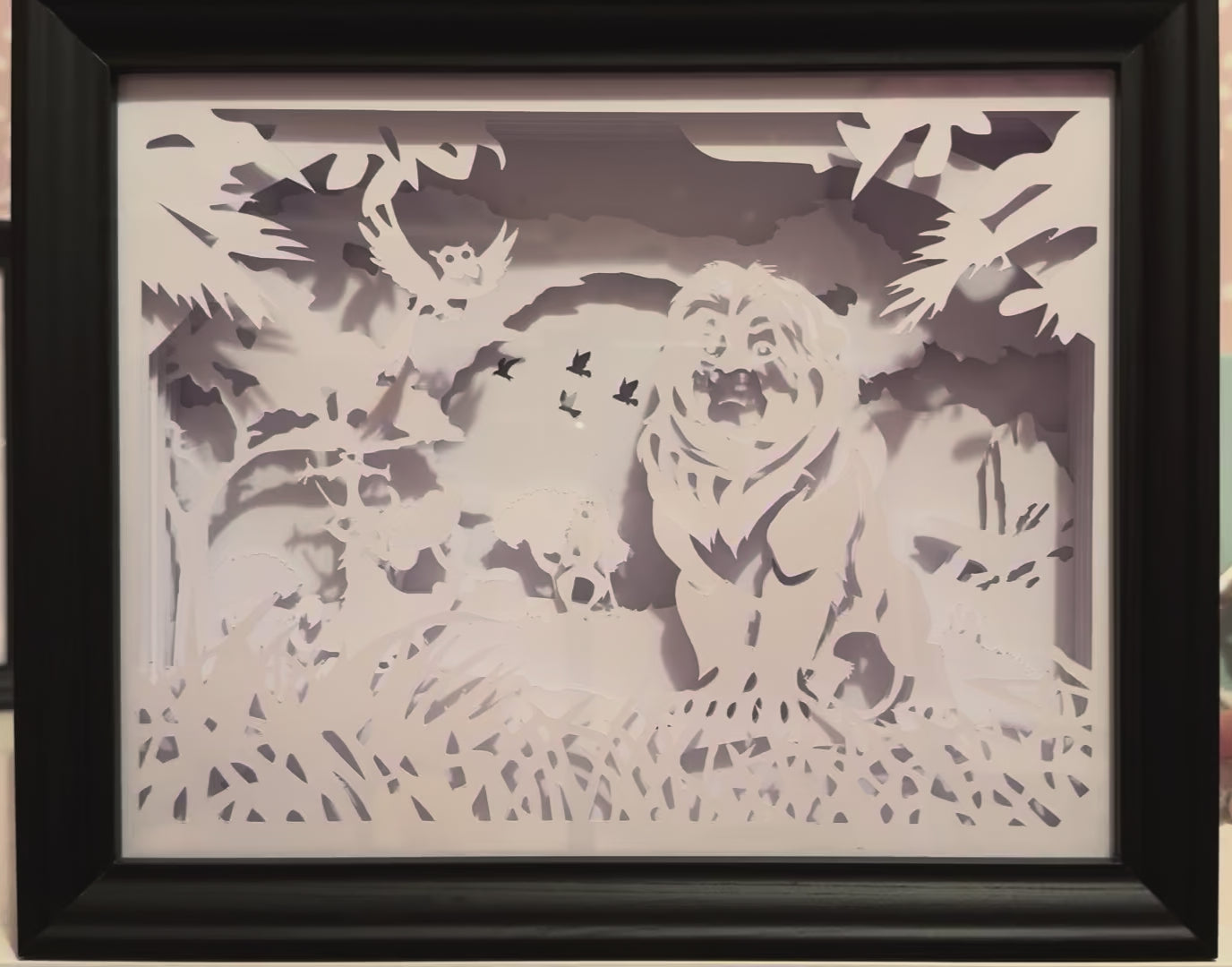 Le Roi Lion, The Lion King, Disney, Simba, Timon, Pumbaa, Hakuna Matata, film d’animation culte, dessin animé Disney, savane africaine, amitié, trio Disney, personnages cultes, univers féerique, comédie musicale, aventure magique, jungle africaine, Serengeti, animaux sauvages, tableau lumineux, lightbox, shadowbox, cadre lumineux, papier découpé, art lumineux, décoration murale, idée cadeau Disney, déco geek, cadeau fan Roi Lion