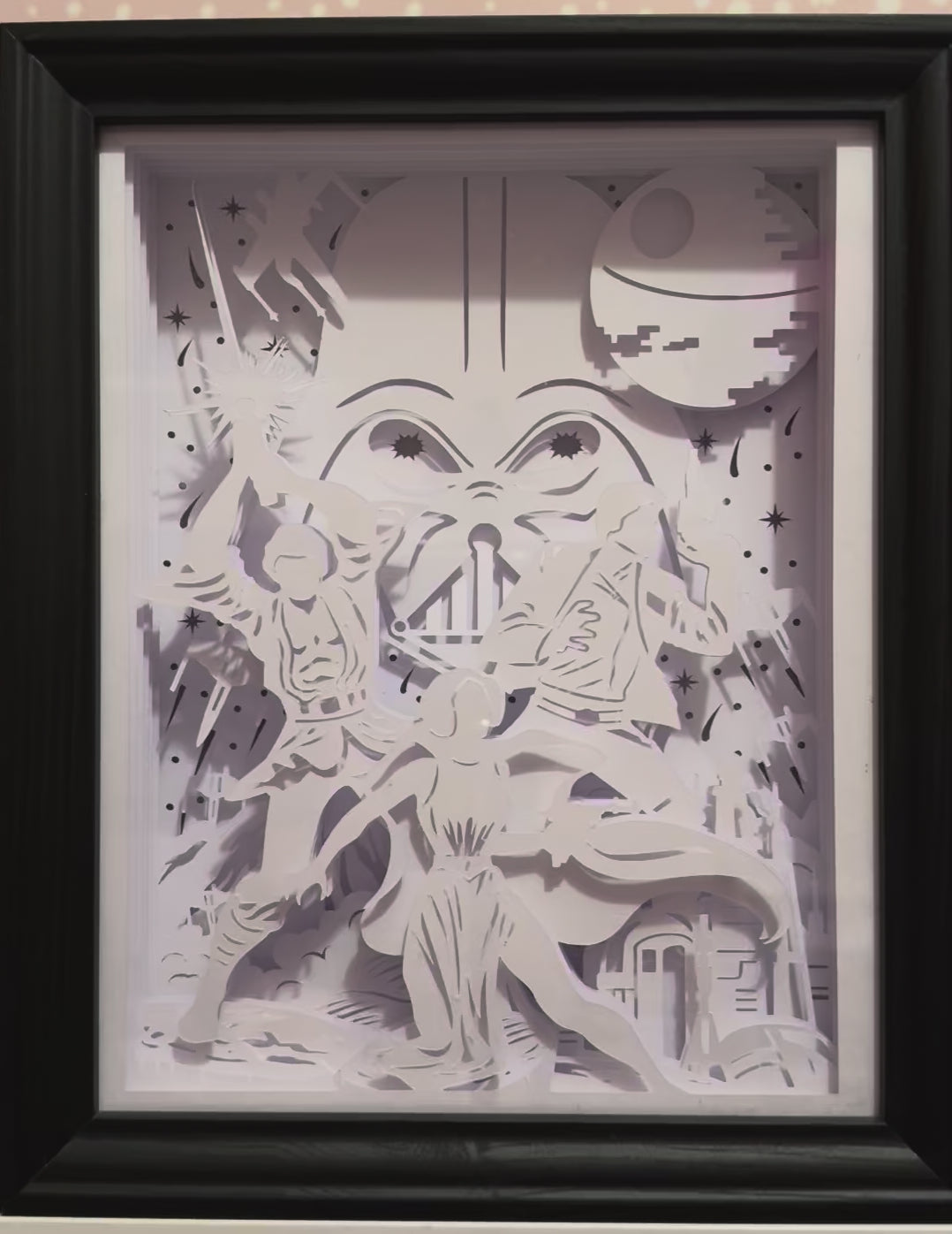 Star Wars, trilogie originale, Luke Skywalker, Princesse Leia, Han Solo, Dark Vador, Darth Vader, Étoile de la Mort, Death Star, sabre laser, Jedi, Sith, Empire galactique, Alliance rebelle, X-Wing, science-fiction, film culte, George Lucas, univers galactique, bataille spatiale, aventure intergalactique, saga légendaire, tableau lumineux, lightbox, shadowbox, cadre lumineux, papier découpé, art lumineux, décoration murale, idée cadeau geek, déco sci-fi, cadeau fan Star Wars