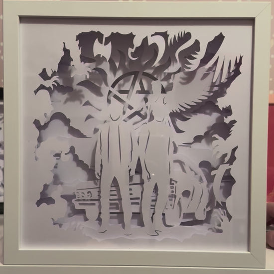 Supernatural, série culte, Dean Winchester, Sam Winchester, Castiel, Crowley, Bobby Singer, démon, ange, Lucifer, chasseurs de créatures, chasse aux démons, monstres, fantômes, légendes urbaines, apocalypse, enfer, paradis, Impala 67, CW, série fantastique, univers sombre, magie et surnaturel, tableau lumineux, lightbox, shadowbox, cadre lumineux, papier découpé, art lumineux, décoration murale, idée cadeau geek, déco série TV, cadeau fan Supernatural