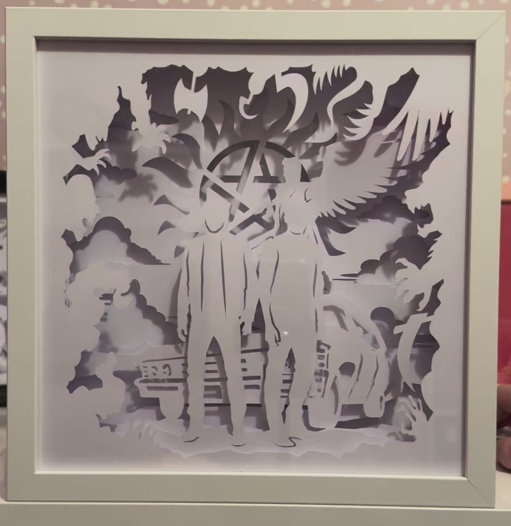 Supernatural, série culte, Dean Winchester, Sam Winchester, Castiel, Crowley, Bobby Singer, démon, ange, Lucifer, chasseurs de créatures, chasse aux démons, monstres, fantômes, légendes urbaines, apocalypse, enfer, paradis, Impala 67, CW, série fantastique, univers sombre, magie et surnaturel, tableau lumineux, lightbox, shadowbox, cadre lumineux, papier découpé, art lumineux, décoration murale, idée cadeau geek, déco série TV, cadeau fan Supernatural