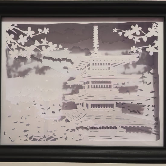 pagode, temple japonais, architecture asiatique, sanctuaire, torii, mont Fuji, cerisiers en fleurs, sakura, paysage japonais, culture nippone, spiritualité, méditation, zen, univers asiatique, voyage au Japon, décor traditionnel, symbole du Japon, tableau lumineux, lightbox, shadowbox, cadre lumineux, papier découpé, art lumineux, décoration murale, idée cadeau voyage, déco japonaise, ambiance méditative, art spirituel