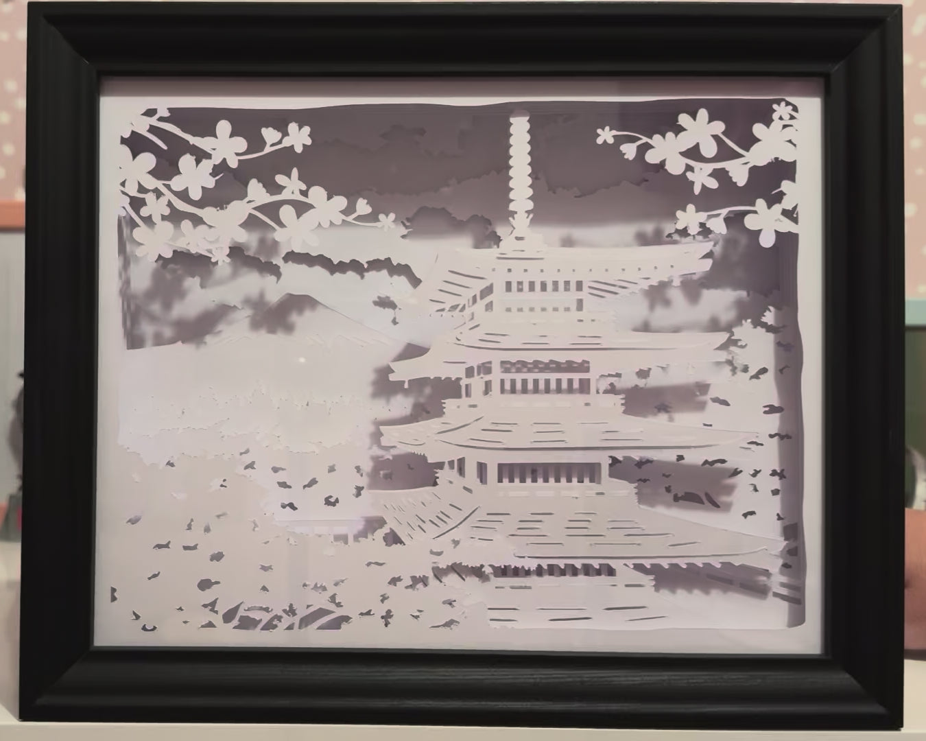 pagode, temple japonais, architecture asiatique, sanctuaire, torii, mont Fuji, cerisiers en fleurs, sakura, paysage japonais, culture nippone, spiritualité, méditation, zen, univers asiatique, voyage au Japon, décor traditionnel, symbole du Japon, tableau lumineux, lightbox, shadowbox, cadre lumineux, papier découpé, art lumineux, décoration murale, idée cadeau voyage, déco japonaise, ambiance méditative, art spirituel