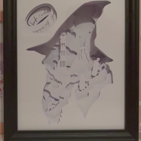 Le Seigneur des Anneaux, Lord of the Rings, J.R.R. Tolkien, Frodon, Gandalf, Aragorn, Legolas, Gimli, Sam, Gollum, Sauron, anneau unique, communauté de l’anneau, univers fantasy, Terre du Milieu, film culte, trilogie Peter Jackson, bataille épique, Mordor, comté, saga culte, héros légendaires, tableau lumineux, lightbox, shadowbox, cadre lumineux, papier découpé, art lumineux, décoration murale, idée cadeau geek, déco fantasy, cadeau fan Tolkien