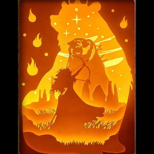 Rebelle, Brave, Disney Pixar, princesse Mérida, reine Elinor, ours légendaire, Écosse, Highlands, château écossais, forêt enchantée, conte de fées, film d’animation culte, héroïne Disney, princesse courageuse, tir à l’arc, destinée, magie celtique, univers féerique, personnages Disney, aventure épique, tableau lumineux, lightbox, shadowbox, cadre lumineux, papier découpé, art lumineux, décoration murale, idée cadeau Disney, déco féerique, cadeau fan Disney