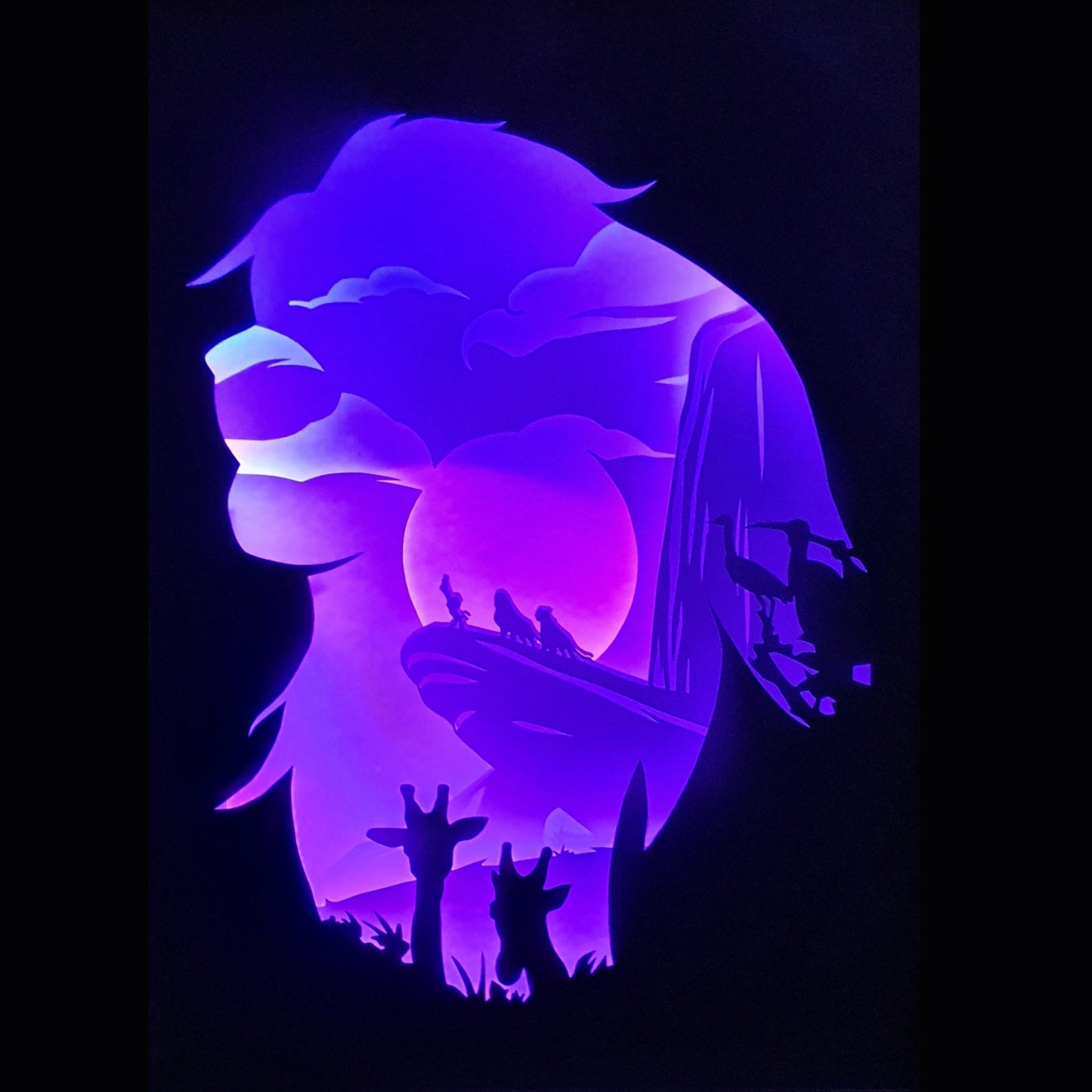 Le Roi Lion, The Lion King, Disney, Mufasa, Simba, Rafiki, scène de la naissance, présentation de Simba, rocher des lions, savane africaine, animaux sauvages, film d’animation culte, dessin animé Disney, univers féerique, princesse Disney, conte de fées, magie Disney, scène culte, Afrique, Serengeti, tableau lumineux, lightbox, shadowbox, cadre lumineux, papier découpé, art lumineux, décoration murale, idée cadeau Disney, déco geek, cadeau fan Roi Lion