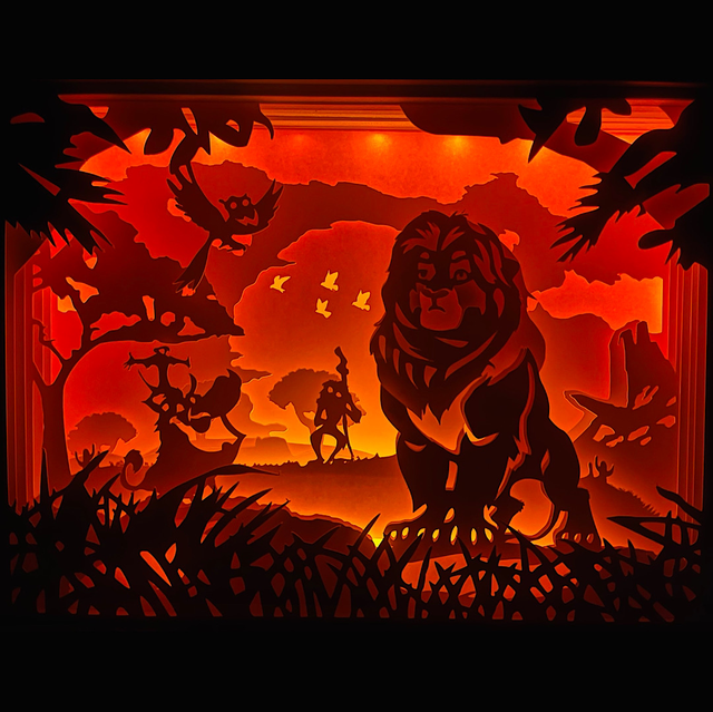 Le Roi Lion, The Lion King, Disney, Simba, Timon, Pumbaa, Hakuna Matata, film d’animation culte, dessin animé Disney, savane africaine, amitié, trio Disney, personnages cultes, univers féerique, comédie musicale, aventure magique, jungle africaine, Serengeti, animaux sauvages, tableau lumineux, lightbox, shadowbox, cadre lumineux, papier découpé, art lumineux, décoration murale, idée cadeau Disney, déco geek, cadeau fan Roi Lion
