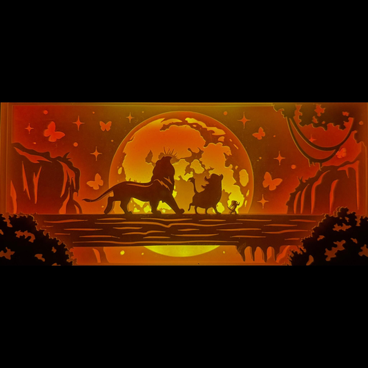 Le Roi Lion, The Lion King, Disney, Simba, Timon, Pumbaa, Hakuna Matata, film d’animation culte, dessin animé Disney, savane africaine, amitié, trio Disney, personnages cultes, univers féerique, comédie musicale, aventure magique, jungle africaine, Serengeti, animaux sauvages, tableau lumineux, lightbox, shadowbox, cadre lumineux, papier découpé, art lumineux, décoration murale, idée cadeau Disney, déco geek, cadeau fan Roi Lion