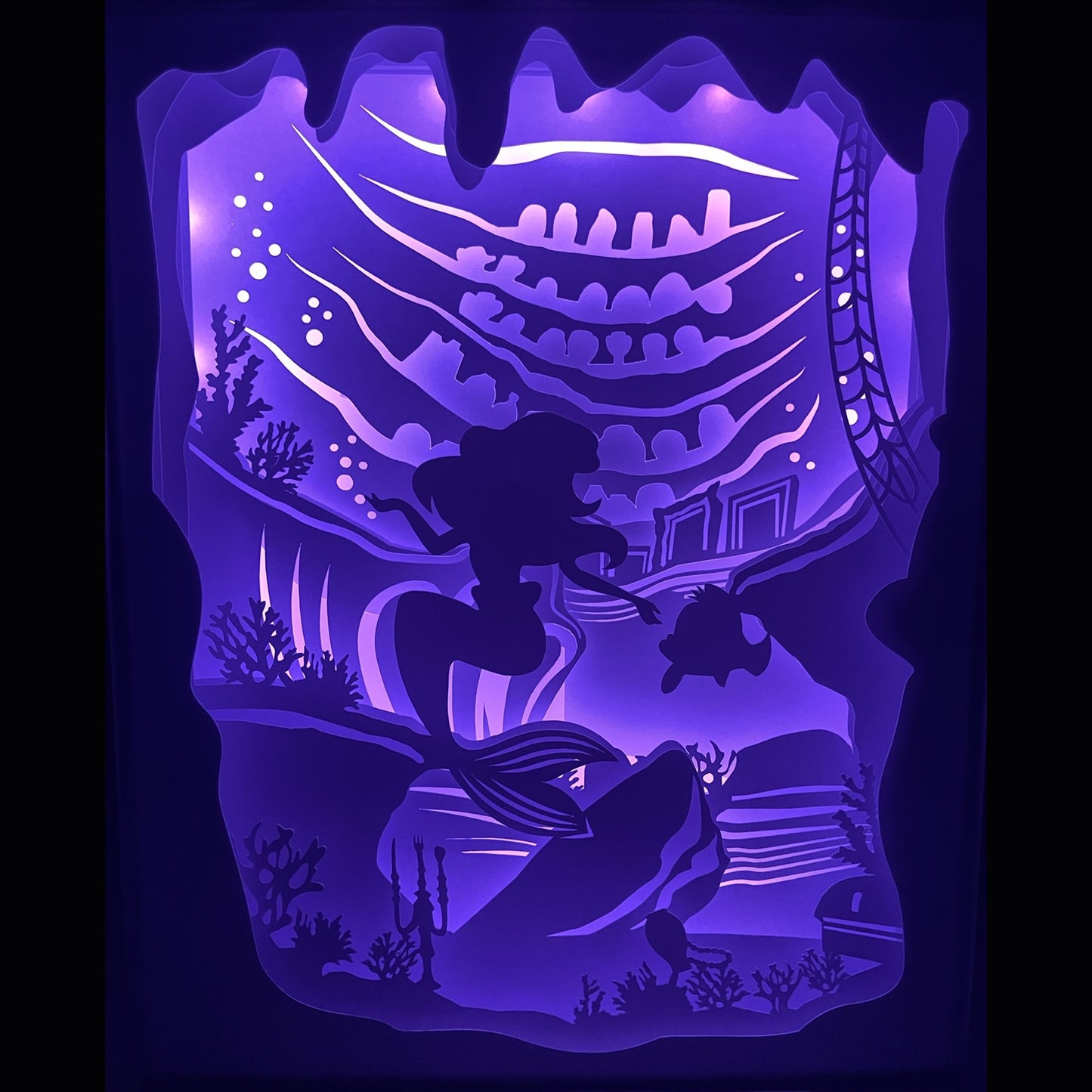 La Petite Sirène, The Little Mermaid, Disney, Ariel, salle au trésor, grotte aux trésors, collection d’Ariel, roi Triton, Polochon, Ursula, prince Éric, conte de fées, univers marin, Atlantica, sirène Disney, film d’animation culte, dessin animé Disney, trésors sous-marins, objets humains, mer et océan, monde aquatique, magie Disney, tableau lumineux, lightbox, shadowbox, cadre lumineux, papier découpé, art lumineux, décoration murale, idée cadeau Disney, déco féerique