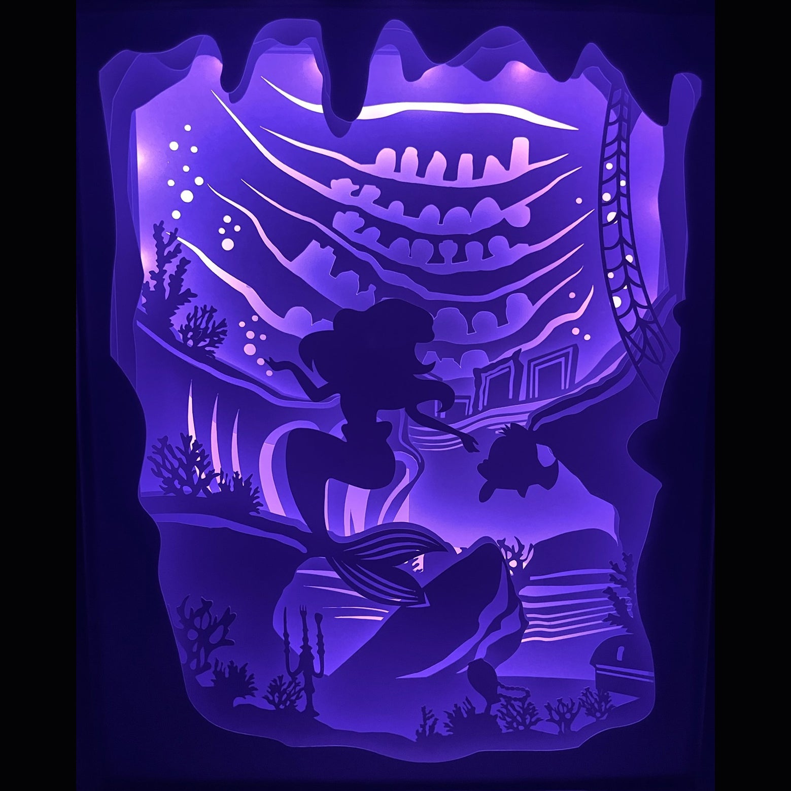 La Petite Sirène, The Little Mermaid, Disney, Ariel, salle au trésor, grotte aux trésors, collection d’Ariel, roi Triton, Polochon, Ursula, prince Éric, conte de fées, univers marin, Atlantica, sirène Disney, film d’animation culte, dessin animé Disney, trésors sous-marins, objets humains, mer et océan, monde aquatique, magie Disney, tableau lumineux, lightbox, shadowbox, cadre lumineux, papier découpé, art lumineux, décoration murale, idée cadeau Disney, déco féerique