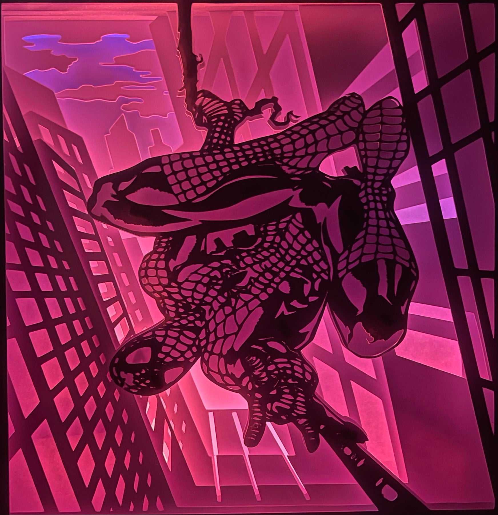 Spider-Man, Spiderman, Marvel, Peter Parker, Miles Morales, Gwen Stacy, Mary Jane, Venom, Green Goblin, Docteur Octopus, super-héros Marvel, Avengers, multivers Spider-Man, New York, gratte-ciel, lancer de toile, costume rouge et bleu, comics culte, film Spider-Man, Marvel Cinematic Universe, univers fantastique, tableau lumineux, lightbox, shadowbox, cadre lumineux, papier découpé, art lumineux, décoration murale, idée cadeau Marvel, déco geek, cadeau fan super-héros