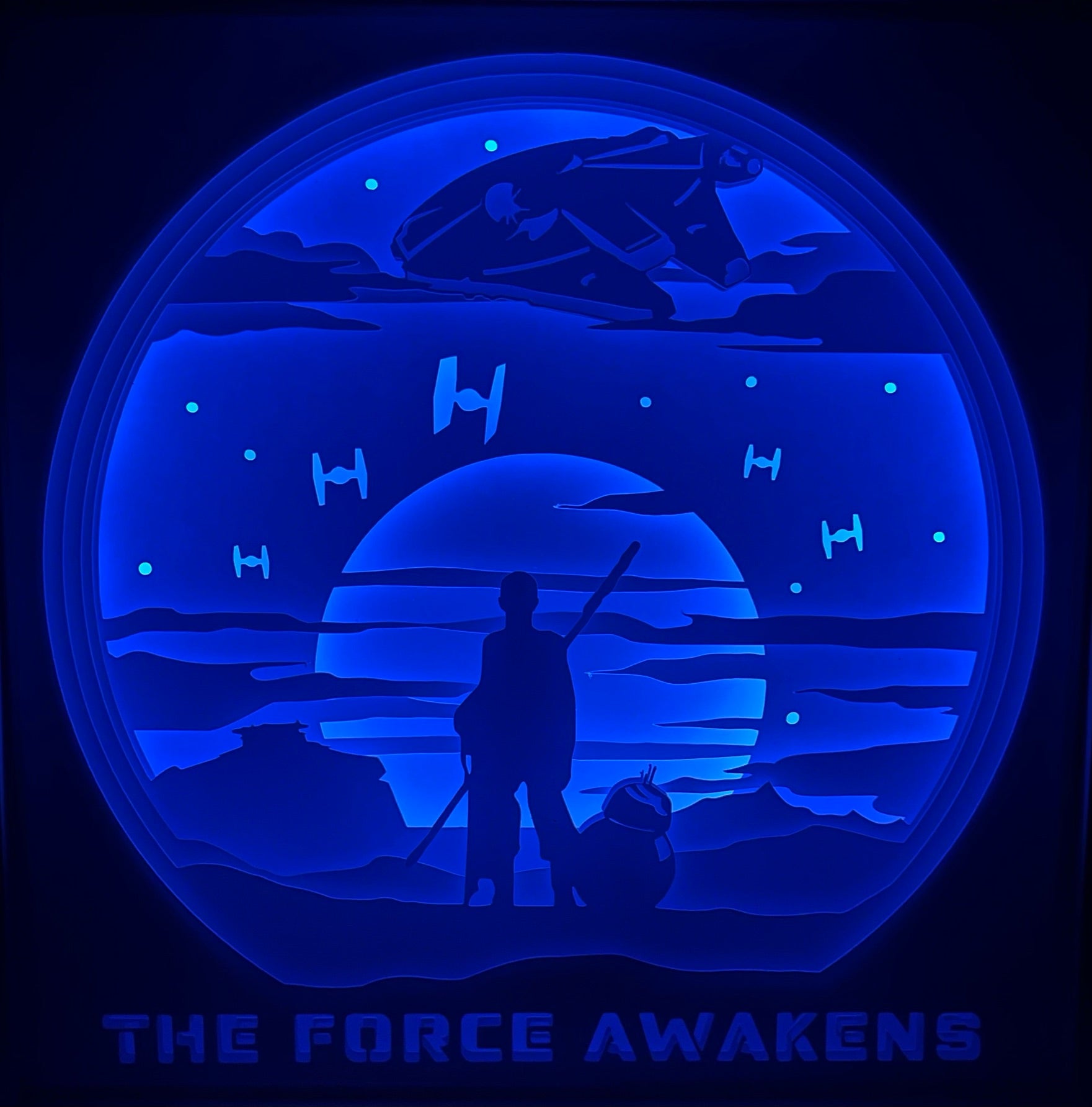 Star Wars, The Force Awakens, Le Réveil de la Force, Rey, BB-8, Finn, Kylo Ren, Han Solo, Leia Organa, Luke Skywalker, Millennium Falcon, Faucon Millenium, TIE Fighters, X-Wing, Premier Ordre, Résistance, trilogie Disney, saga Star Wars, film culte, aventure galactique, univers de science-fiction, planète Jakku, la Force, Jedi, Sith, tableau lumineux, lightbox, shadowbox, cadre lumineux, papier découpé, art lumineux, décoration murale, idée cadeau geek, déco sci-fi, cadeau fan Star Wars