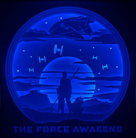 Star Wars, The Force Awakens, Le Réveil de la Force, Rey, BB-8, Finn, Kylo Ren, Han Solo, Leia Organa, Luke Skywalker, Millennium Falcon, Faucon Millenium, TIE Fighters, X-Wing, Premier Ordre, Résistance, trilogie Disney, saga Star Wars, film culte, aventure galactique, univers de science-fiction, planète Jakku, la Force, Jedi, Sith, tableau lumineux, lightbox, shadowbox, cadre lumineux, papier découpé, art lumineux, décoration murale, idée cadeau geek, déco sci-fi, cadeau fan Star Wars