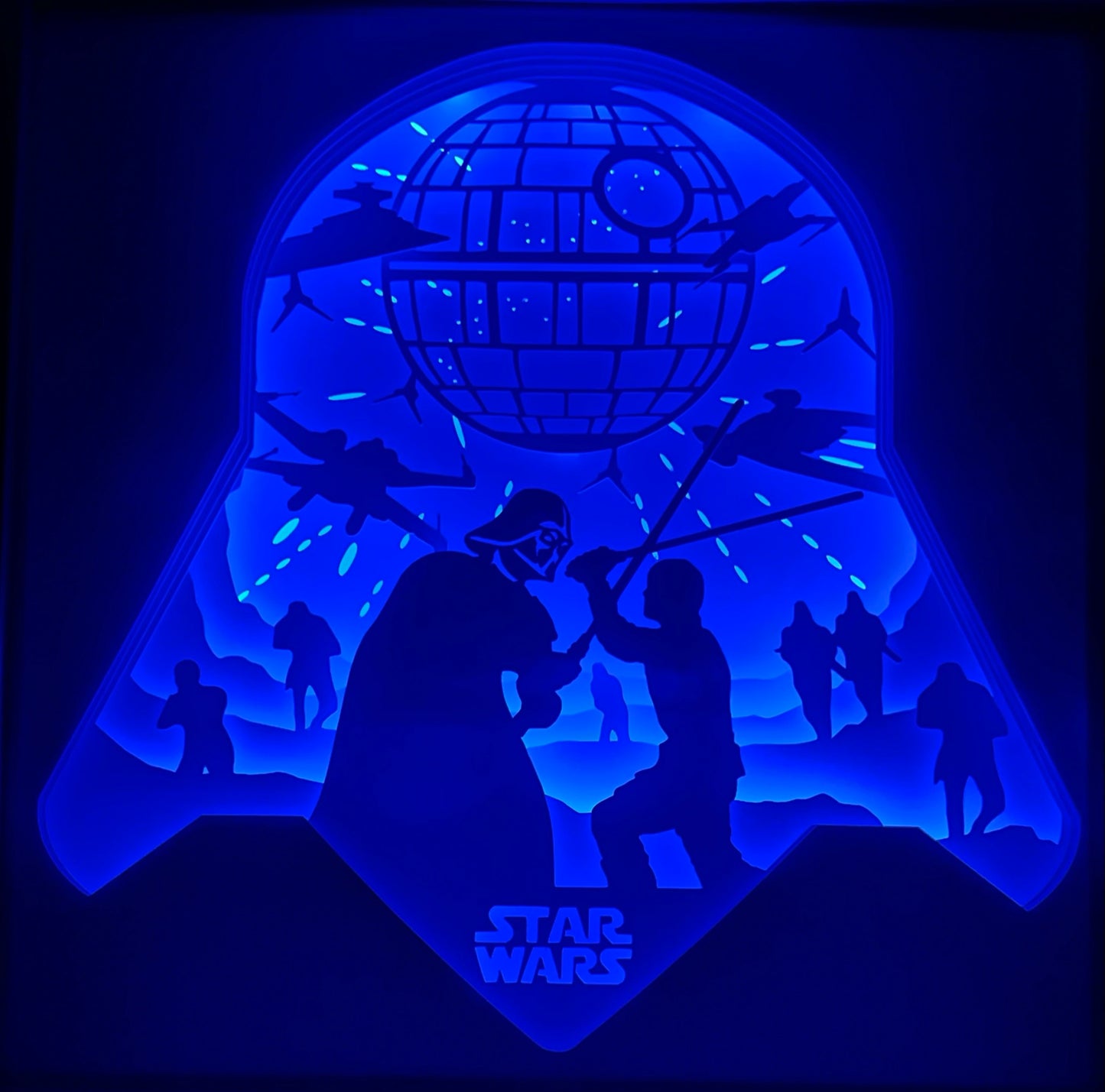 Star Wars, Darth Vader, Dark Vador, Luke Skywalker, combat sabre laser, Jedi, Sith, Étoile de la Mort, Death Star, X-Wing, TIE Fighter, Empire galactique, Alliance rebelle, trilogie originale, George Lucas, film culte, bataille spatiale, science-fiction, univers galactique, duel épique, côté obscur de la Force, tableau lumineux, lightbox, shadowbox, cadre lumineux, papier découpé, art lumineux, décoration murale, idée cadeau geek, déco sci-fi, cadeau fan Star Wars