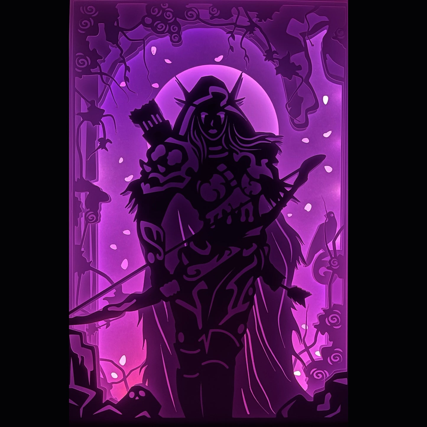 sylvanas coursevent, sylvanas windrunner, world of warcraft, wow, warcraft, blizzard, banshee, reine banshee, chef de guerre, horde, orgrimmar, elfes, forestière elfique, dark ranger, shadowlands, univers fantastique, personnage emblématique, héroïne sombre, jeu vidéo culte, tableau lumineux sylvanas, lightbox wow, shadowbox warcraft, cadre lumineux, papier découpé, décoration geek, idée cadeau gamer, déco fantasy, cadeau fan wow