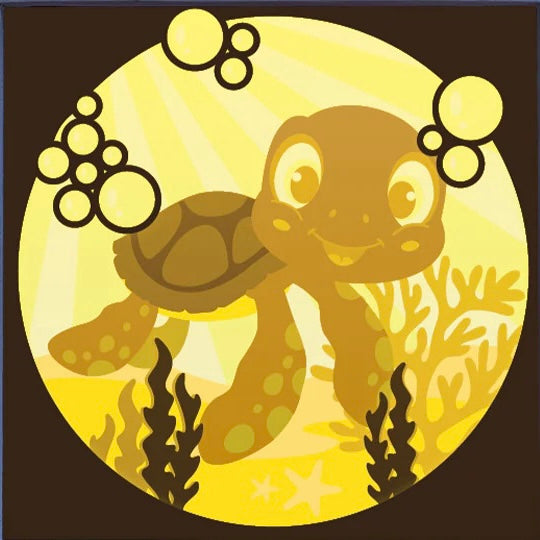 tortue de mer, sea turtle, tortue enfant, dessin tortue mignon, univers marin enfant, animaux marins, décoration chambre enfant, tortue cartoon, monde aquatique, plage tropicale, récif corallien, océan magique, animal mignon, illustration enfant, symbole de sagesse, tableau lumineux, lightbox, shadowbox, cadre lumineux, papier découpé, art lumineux, décoration murale, idée cadeau enfant, déco chambre fille, déco chambre garçon, cadeau fan animaux marins
