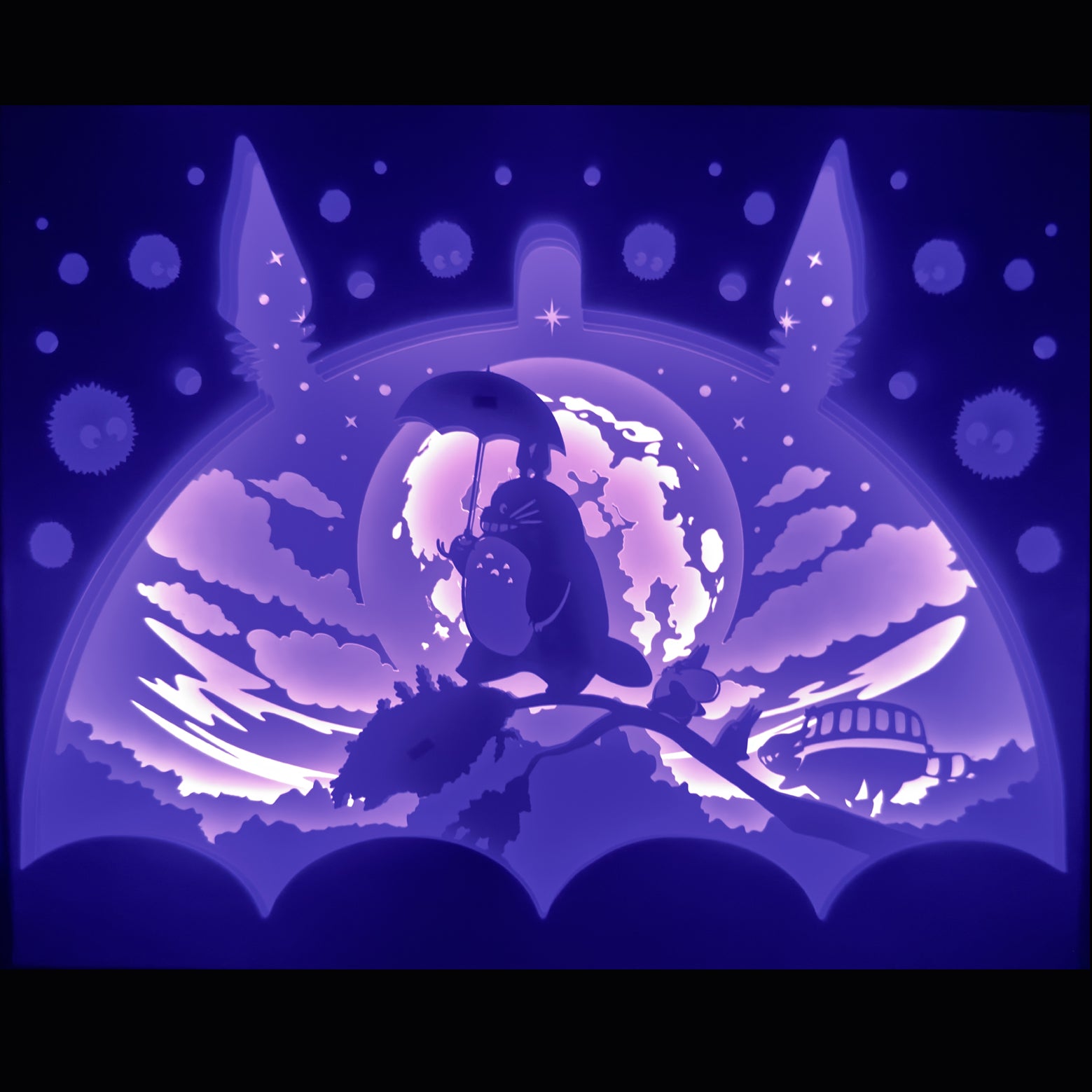 totoro, mon voisin totoro, studio ghibli, miyazaki, hayao miyazaki, esprit de la forêt, créatures ghibli, univers magique, chatbus, poussières noires, film d’animation japonais, dessin animé culte, anime japonais, princesse mononoké, chihiro, kiki la petite sorcière, décoration japonaise, tableau lumineux, shadowbox, lightbox, cadre lumineux, papier découpé, idée cadeau ghibli, déco geek, décoration chambre enfant