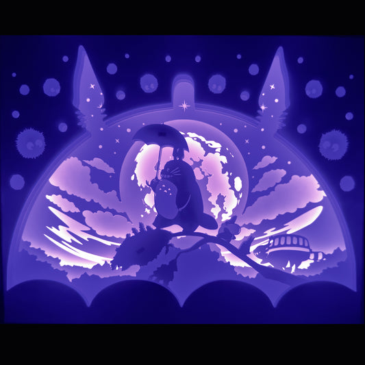 totoro, mon voisin totoro, studio ghibli, miyazaki, hayao miyazaki, esprit de la forêt, créatures ghibli, univers magique, chatbus, poussières noires, film d’animation japonais, dessin animé culte, anime japonais, princesse mononoké, chihiro, kiki la petite sorcière, décoration japonaise, tableau lumineux, shadowbox, lightbox, cadre lumineux, papier découpé, idée cadeau ghibli, déco geek, décoration chambre enfant
