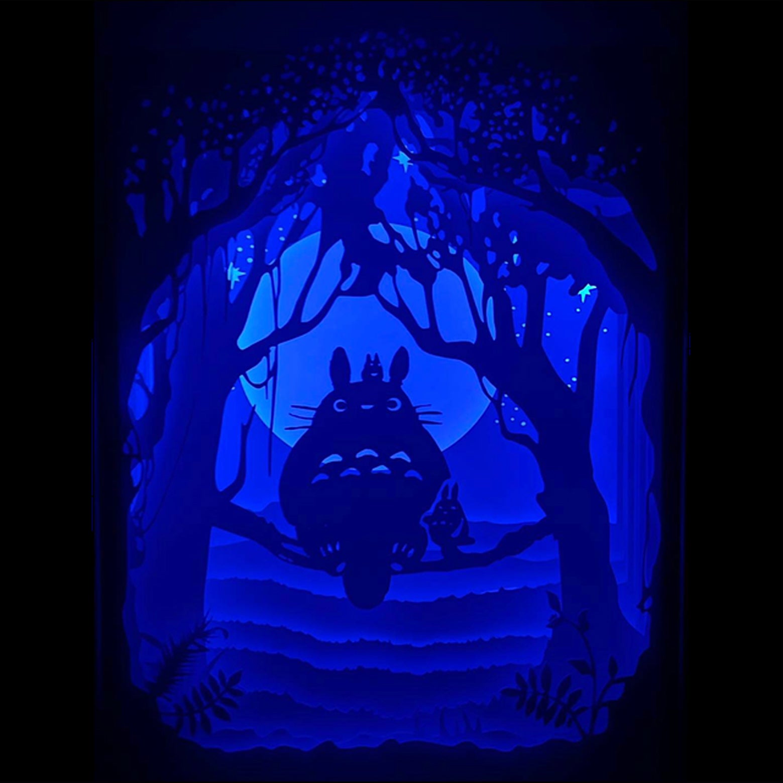 totoro, mon voisin totoro, studio ghibli, hayao miyazaki, esprit de la forêt, créatures magiques, univers ghibli, film d’animation japonais, dessin animé culte, anime japonais, chatbus, poussières noires, chihiro, princesse mononoké, kiki la petite sorcière, déco japonaise, tableau lumineux, cadre lumineux, shadowbox, lightbox, papier découpé, idée cadeau ghibli, décoration geek, chambre enfant