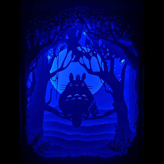 totoro, mon voisin totoro, studio ghibli, hayao miyazaki, esprit de la forêt, créatures magiques, univers ghibli, film d’animation japonais, dessin animé culte, anime japonais, chatbus, poussières noires, chihiro, princesse mononoké, kiki la petite sorcière, déco japonaise, tableau lumineux, cadre lumineux, shadowbox, lightbox, papier découpé, idée cadeau ghibli, décoration geek, chambre enfant