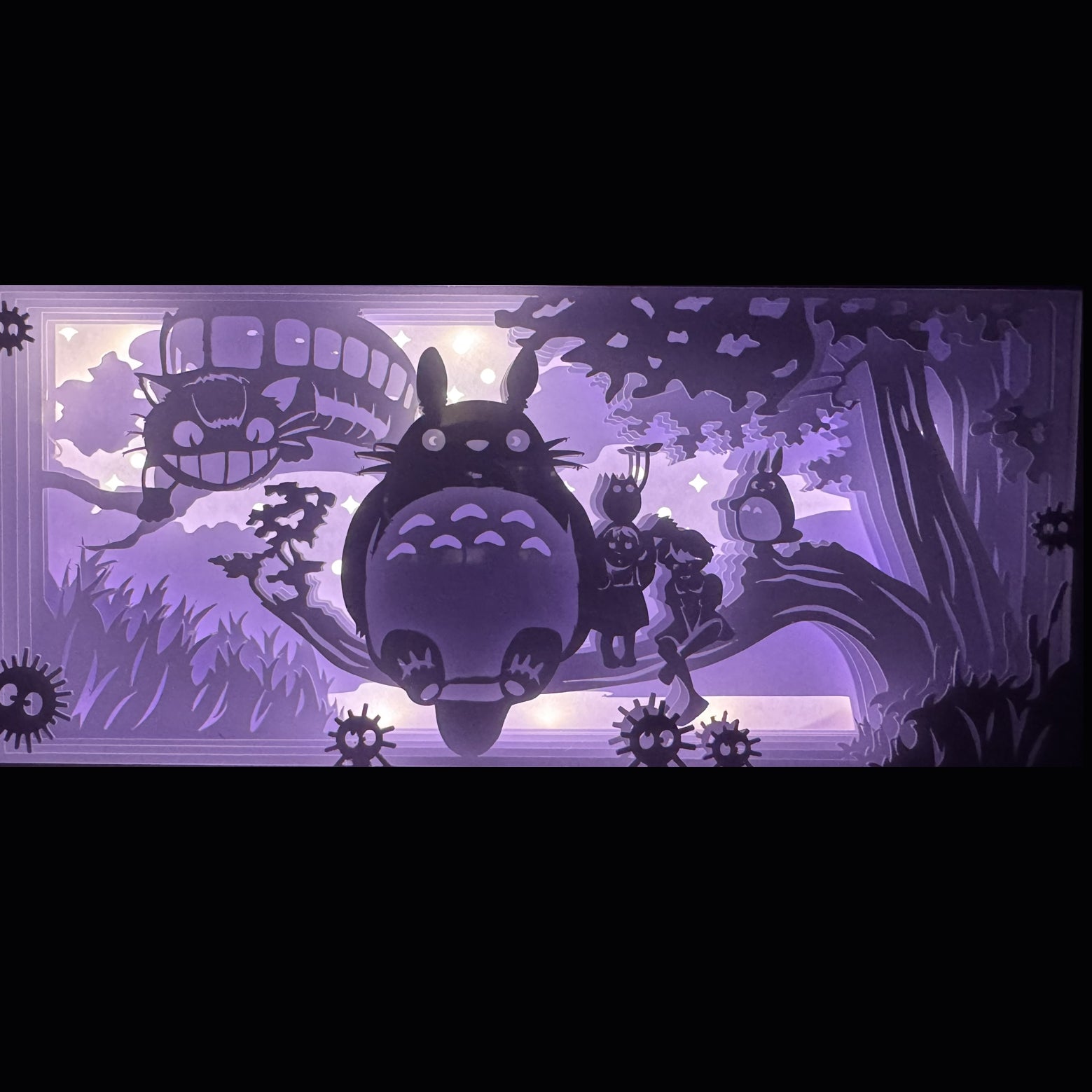 totoro, mon voisin totoro, studio ghibli, miyazaki, chatbus, poussières noires, créatures ghibli, univers magique, esprit de la forêt, dessin animé culte, film d’animation japonais, hayao miyazaki, chihiro, princesse mononoké, kiki la petite sorcière, décoration japonaise, tableau lumineux, shadowbox, lightbox, art lumineux, cadre lumineux, papier découpé, idée cadeau ghibli, déco geek, déco chambre enfant