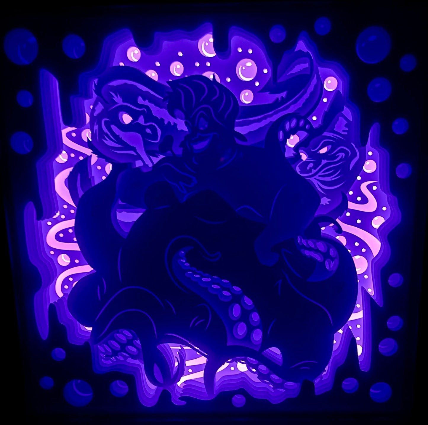 Ursula, Disney, La Petite Sirène, The Little Mermaid, sorcière des mers, méchante Disney, Ariel, roi Triton, Polochon, prince Éric, tentacules, magie noire, contrat magique, voix d’Ariel, univers marin, Atlantica, film d’animation culte, personnage emblématique, méchante culte, tableau lumineux, lightbox, shadowbox, cadre lumineux, papier découpé, art lumineux, décoration murale, idée cadeau Disney, déco geek, cadeau fan Disney