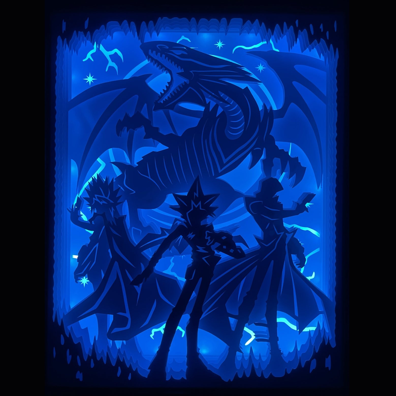 yu gi oh, yugioh, tableau lumineux yu gi oh, cadre lumineux manga, lightbox yugioh, shadowbox yu gi oh, art lumineux carte yugioh, Exodia, Dragon Blanc aux Yeux Bleus, Magicien Sombre, duel de cartes, décoration geek, univers manga, tableau papier découpé, idée cadeau otaku, déco yu gi oh, collectionneur cartes yugioh, cadre animé, art lumineux manga culte, décoration murale yu gi oh